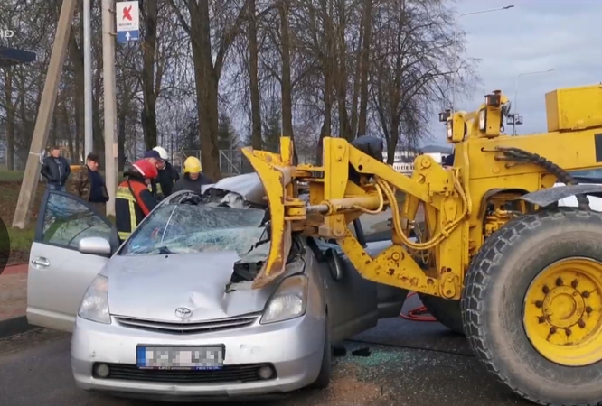 Po greiderio smūgio „Toyota“ liko visiškai sumaitota, vairuotojui prireikė medikų