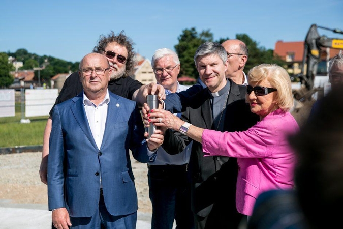 Paskelbta Laisvės kario skulptūros statybų pradžia – įleista simbolinė kapsulė