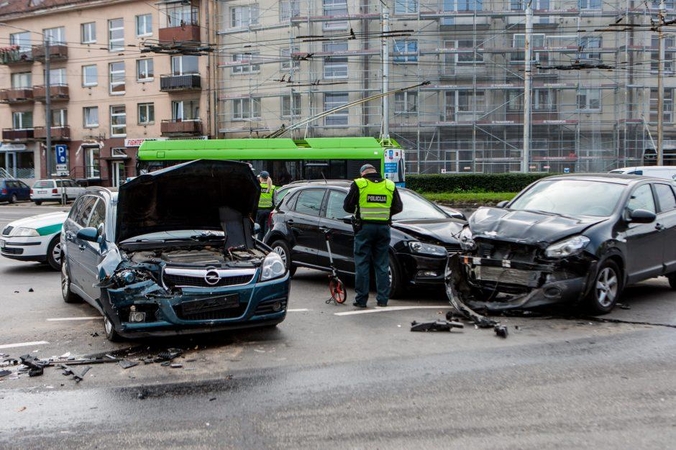 Tarsi užkeiktoje sankryžoje Kaune – masinė avarija, sužaloti trys žmonės