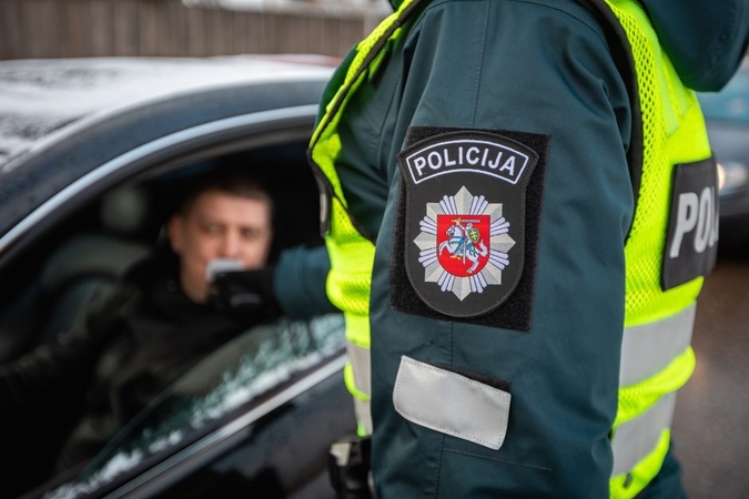 Dėl girtumo nuo pareigų nušalinto kriminalisto bėdos tuo nesibaigė: girtas įkliuvo ir prie vairo