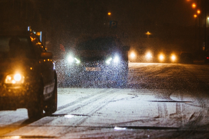 Svarbu, jei ruošiatės važiuoti naktį: eismo sąlygas sunkins snygis ir plikledis