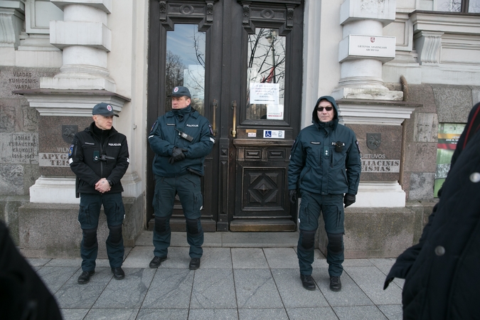 Teismas atsisakė nagrinėti policijos skundus dėl nuteistųjų Sausio 13-sios byloje paieškos