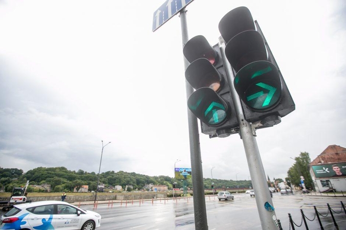 Vairuotojams prireiks budrumo: Kauno sankryžose neliko lentelių su žalia rodykle