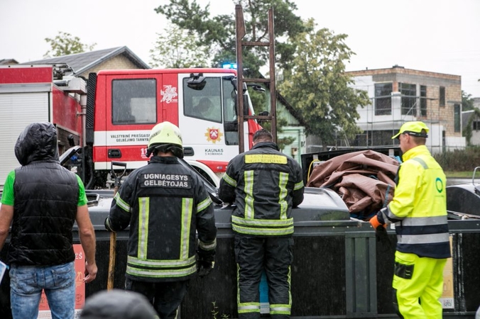 Šilainiuose ugniagesiams teko leistis į požeminį šiukšlių konteinerį