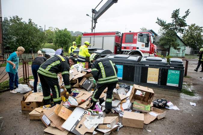 Į konteinerį išmesto šunelio gelbėjimo operacija – bevaisė 