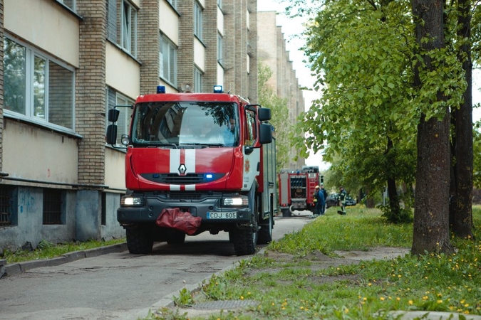 Į Partizanų gatvę lėkė ugniagesiai: kažkas sukėlė gaisrą daugiabučio laiptinėje