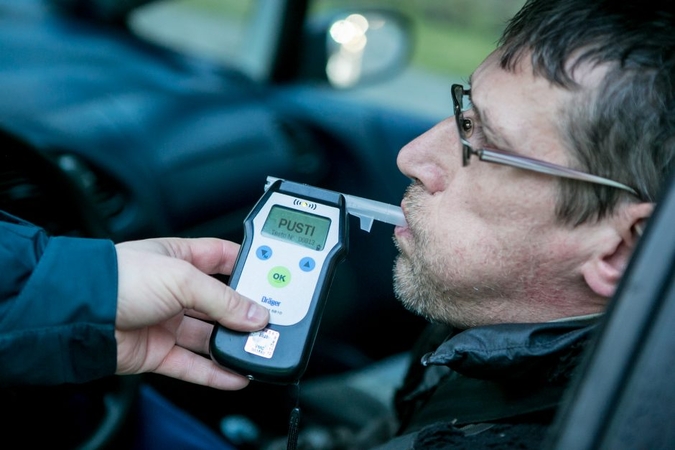 Sustabdytas vairuotojų tikrinimas daugkartiniais alkotesteriais: baiminasi dėl viruso