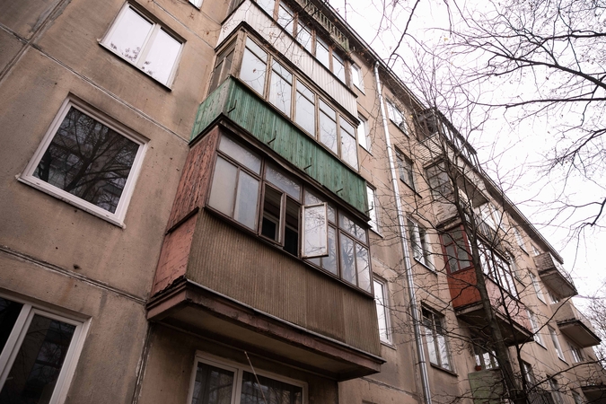 Siaubas Panevėžyje: nuo smurtautojo bėgusi moteris iššoko pro balkoną
