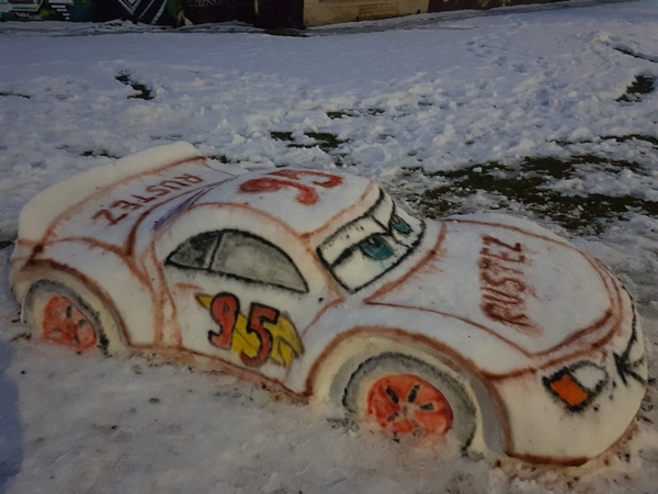 Žiemos grožis: Šilainiuose iš sniego sukurti ir sportiniai automobiliai, ir egzotiniai gyvūnai