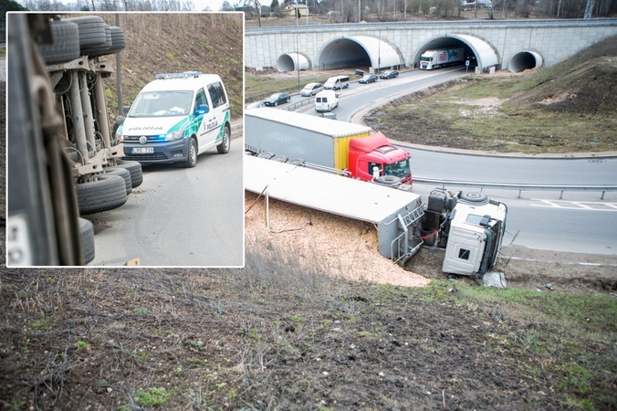 Per Amalių tunelį nepravažiuosite: traukiant apvirtusį vilkiką bus uždarytas eismas