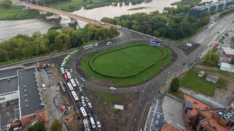 Kauniečiai apie atnaujintą eismą Pilies žiede: tragedija!