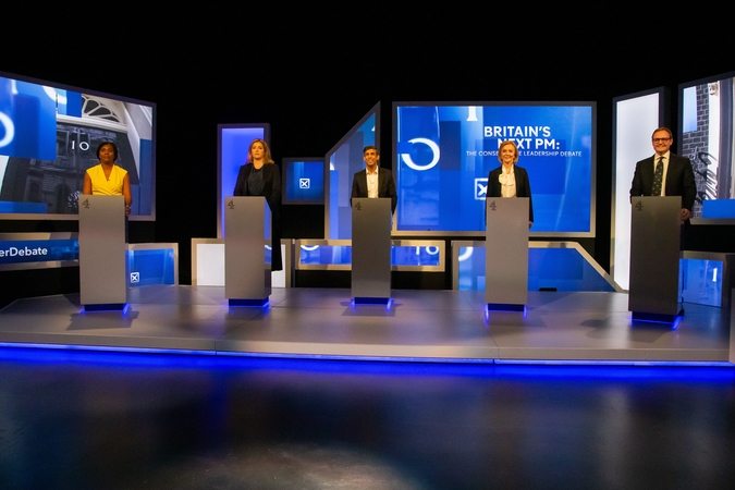 Dėl JK lyderio posto besivaržantys toriai susitiko pirmuosiuose televizijos debatuose
