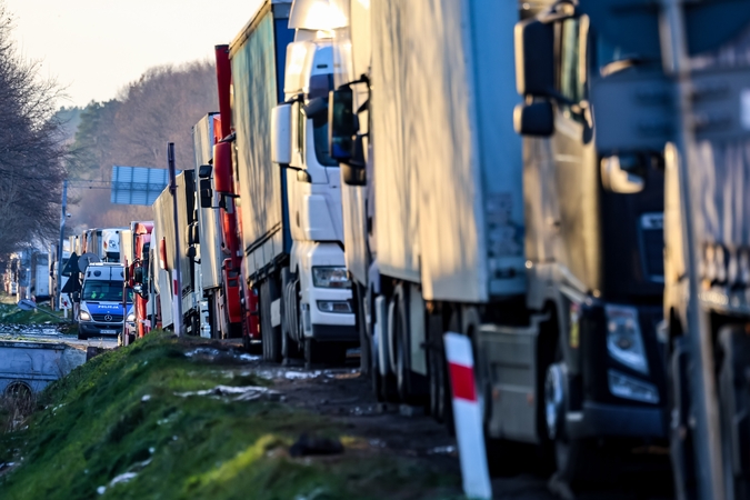 Dėl blokados Lenkijos ir Ukrainos pasienyje – vilkikų eilės