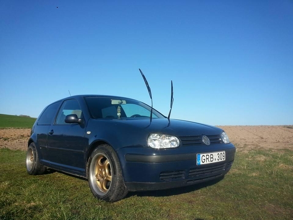 Padėkite surasti Simne pavogtą „Volkswagen Golf“