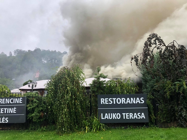 Restoranas „Floros simfonija“ paskendo dūmuose – užsidegė terasa