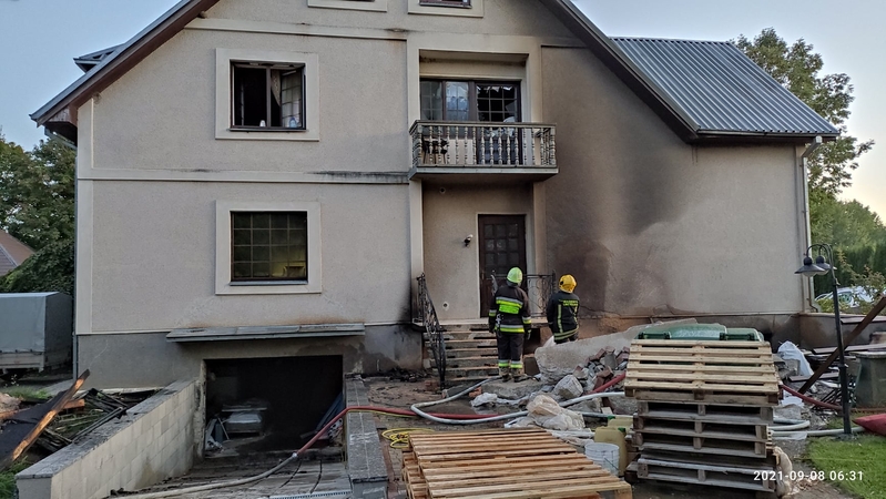 Pakaunėje atvira liepsna degė viešbutis: gelbėdamiesi nuo liepsnų kai kurie šoko pro langus
