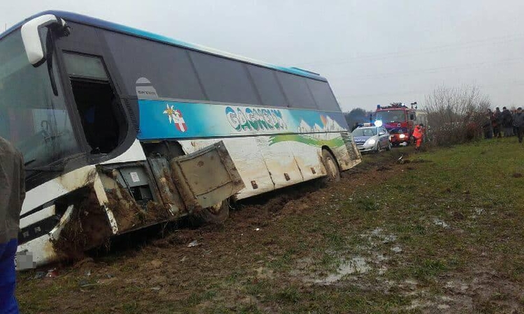 Toliau nuo kelio lekia autobusai su vaikais, šį kartą – Lenkijoje 