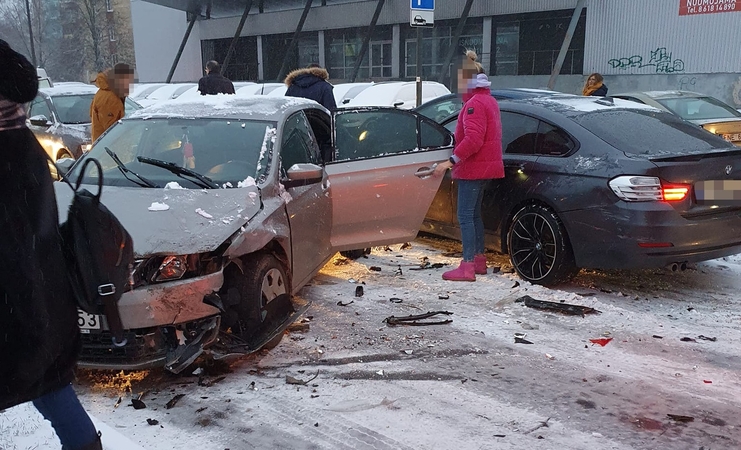 Chaosas Kauno gatvėse: pasnigus pasipylė avarijos, nusidriekė spūstys
