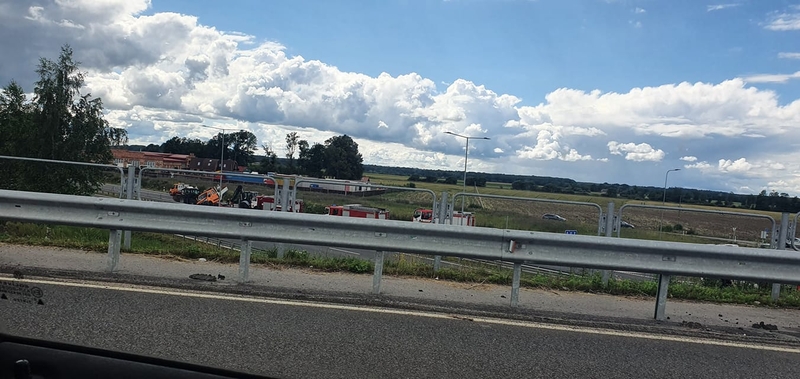 Avarija kelyje „Via Baltica“: „Porsche“ rėžėsi į kelininkų sunkvežimį, o šis – į traktorių