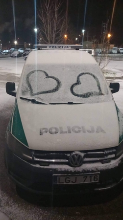 Išreikšti jausmus galima ir taip: apipavidalino pareigūnų automobilį
