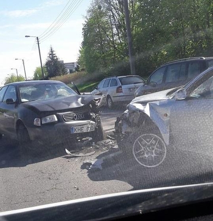 S. Žukausko gatvės nepasidalijo du „Audi“, dvi merginos – ligoninėje