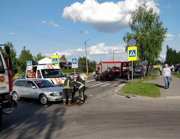 Po avarijos Šilainiuose vienas automobilis virto ant stogo