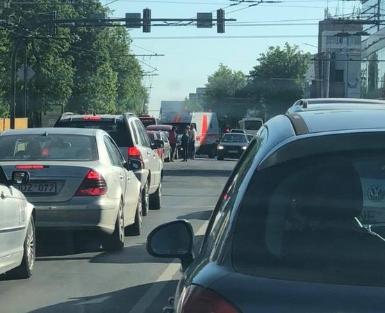 Paralyžiuotas eismas Savanorių prospekte: susidūrė keturi automobiliai