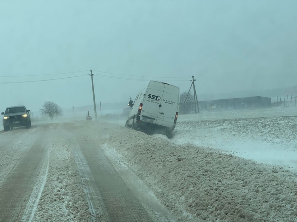 Apie eismo sąlygos pakaunėje: nemažai automobilių „nuskrido“ nuo kelio