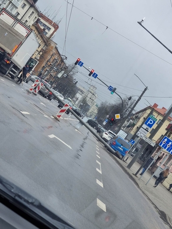 Nuverstas stulpas blokuoja dalį Savanorių prospekto, nevažiuoja troleibusai