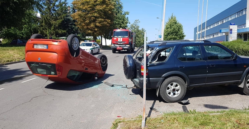 Žaliakalnyje „Fiat“ rėžėsi į stovintį opelį ir apvirto, vairuotoja ligoninėje 