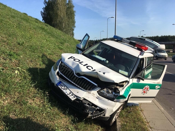 Vilniuje policijos automobilis susidūrė su dviračiu ir visureigiu 