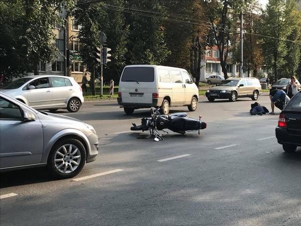 Savanorių prospekte susidūrė „Volkswagen“ ir motociklas, yra sužeistųjų