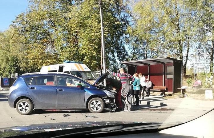 Avarija Petrašiūnuose: po smūgio „Audi“ rėžėsi į stulpą, nukentėjo trys žmonės