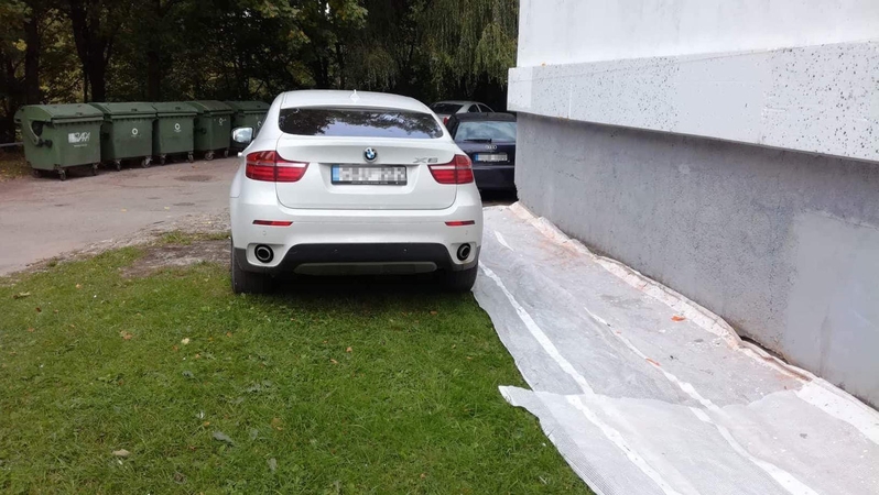 Supykdė ant vejos paliktas BMW: per tą vežimą negalima dirbti