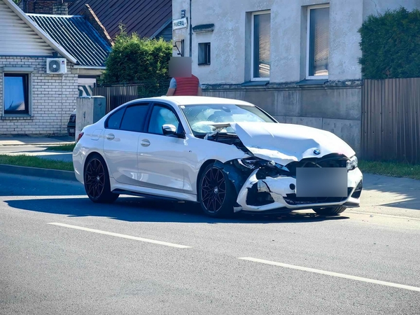 Po avarijos Vilijampolėje – automobilis ant šaligatvio, vairuotoja – ligoninėje