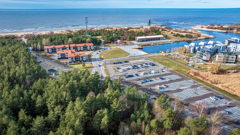 Šventosios uosto šiaurinis molas – iš riedulių, pietinis – jachtoms, pasivaikščiojimui