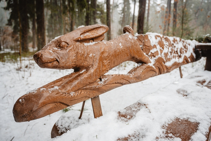 Panemunės šilas pildosi išskirtiniais rankų darbo suoliukais