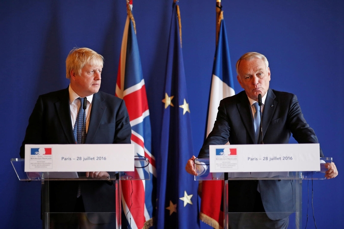 Borisas Johnsonas(kairėje) ir Jeanas-Marcas Ayrault(dešinėje)