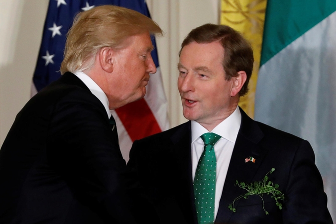 Donaldas Trumpas (kairėje) ir Enda Kenny (dešinėje)