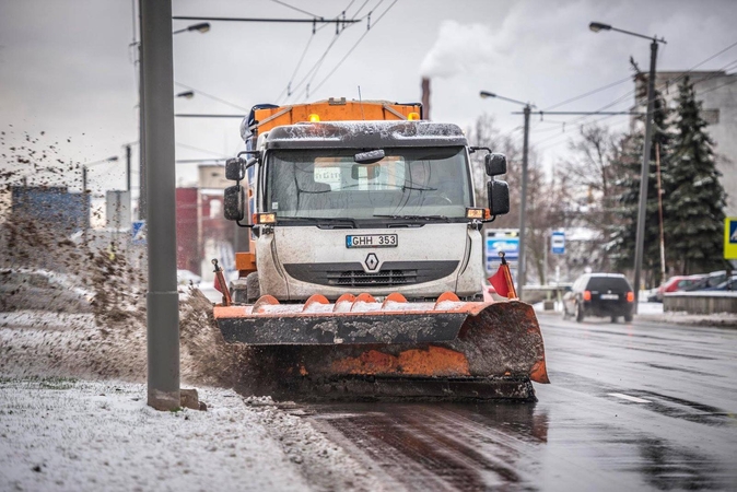 Perspėja vairuotojus: gatves valančios kelininkų technikos švyturėliai – ne puošmena