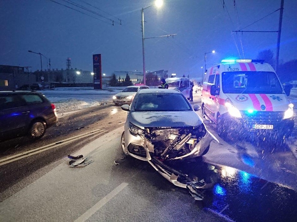 Pasnigus gatvėse – chaosas: avarijose nukentėjo žmonės