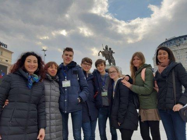 Kartu: U.Karvelis gimnazijos moksleiviai ir mokytojos Makedonijoje lankėsi kultūros paveldo objektuose, tobulino anglų kalbos žinias.