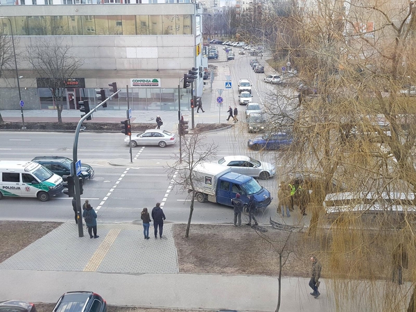 Dėl trijų automobilių avarijos Savanorių prospekte – didžiulė spūstis