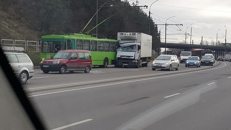 Nuokalnės gatvės nepasidalijo troleibusas ir sunkvežimis 