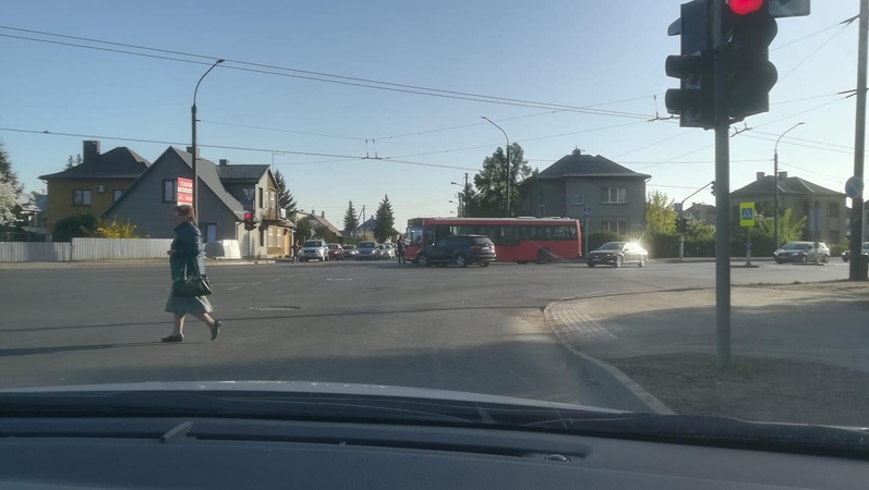 Vilijampolėje – autobuso ir BMW avarija: sužaloti trys keleiviai