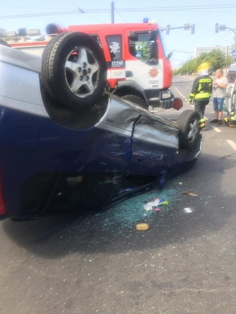 Avarija prie „Savo“: viena mašina apvirto ant stogo, sužaloti du žmonės 