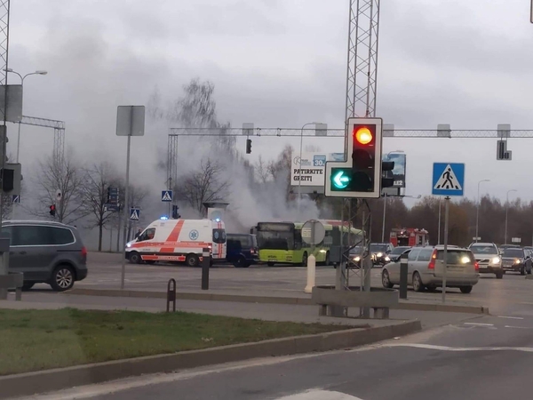 Vilniuje atvira liepsna degė viešojo transporto autobusas