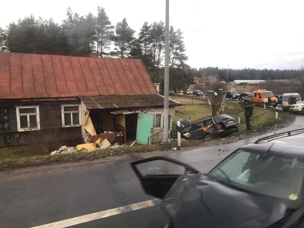 Stipri avarija netoli Karmėlavos: po automobilių susidūrimo – skrydis į sieną