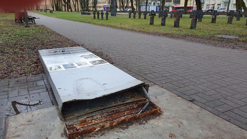 Ramybės parke kažkam užkliuvo istorinis stendas