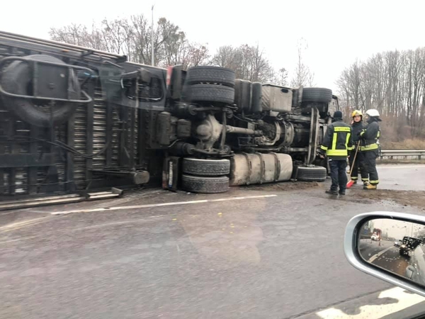 „Via Baltica“ kelyje apvirto vilkikas: nukentėjo vairuotojas